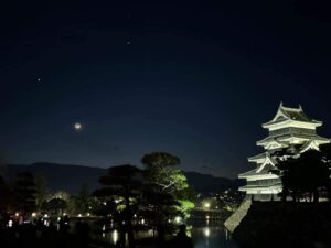 松本城と三日月